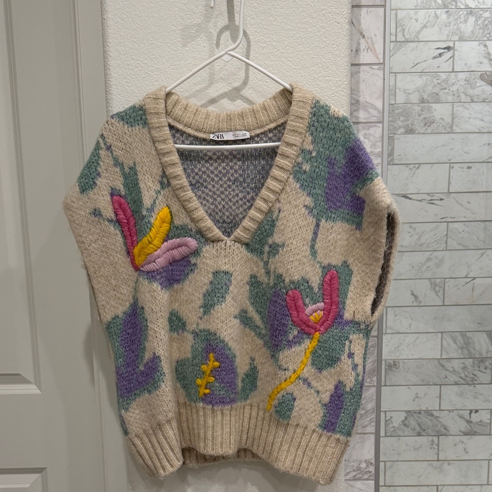 Zara Women's Cream V-Neck Sweater with Floral Accents